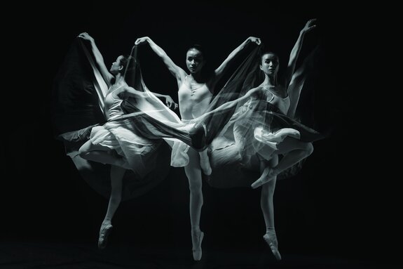 Danseuses gymniques sur fond noir