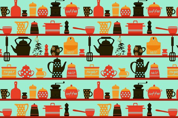 Étagères avec des cruches en porcelaine et du café