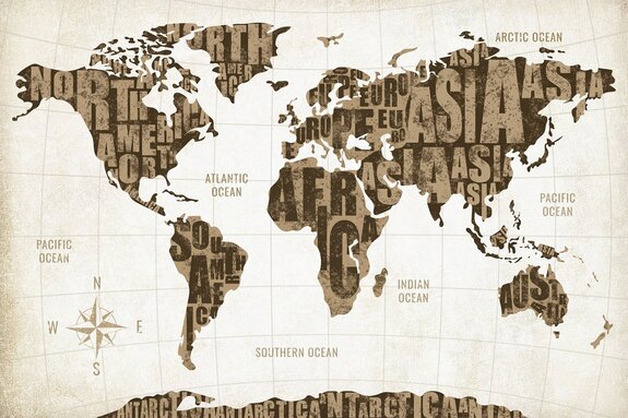 Carte du monde avec des inscriptions et une boussole