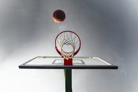 Balle volant vers le panier sur fond de ciel