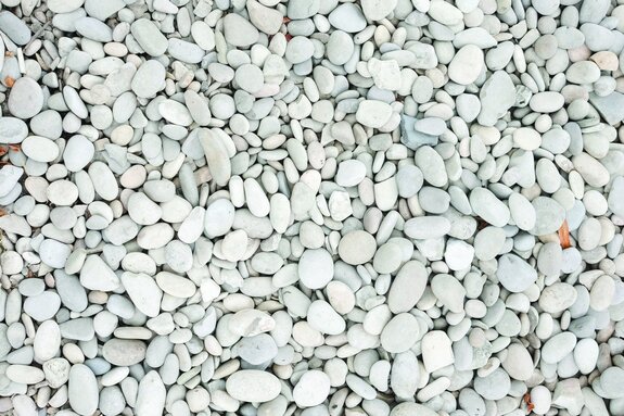 Pierres blanches sur la plage