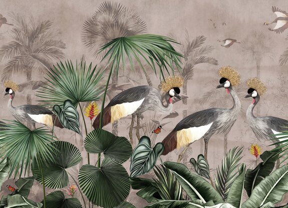 Grues exotiques parmi les feuilles