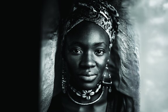 Portrait d'une belle femme africaine