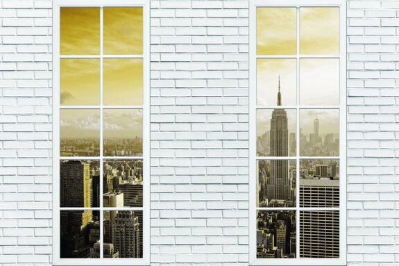 Vue par la fenêtre sur la silhouette de new york