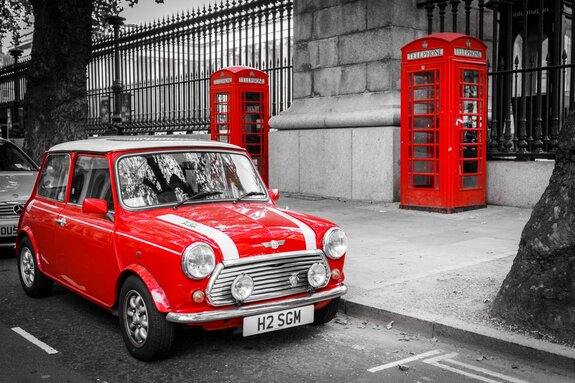 Voiture rouge et cabines téléphoniques à londres