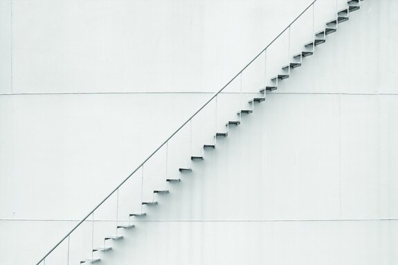 Escaliers métalliques délicats près du mur blanc