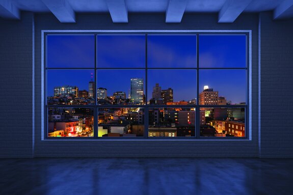 Vue de la fenêtre sur la ville la nuit