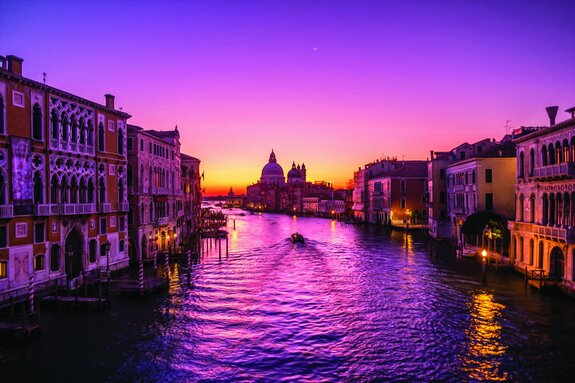 Canal d'eau vénitien au coucher du soleil