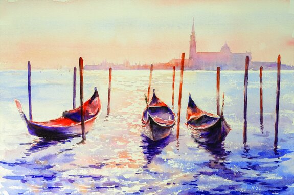 Gondoles peintes sur l'eau avec le coucher du soleil