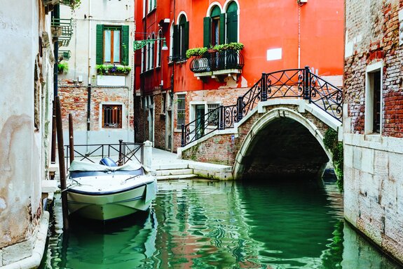 Vue sur le pont et le bateau parmi les maisons