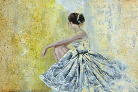 Femme en robe de ballet avec ornement doré