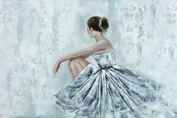 Ballerine en robe blanche sur du béton