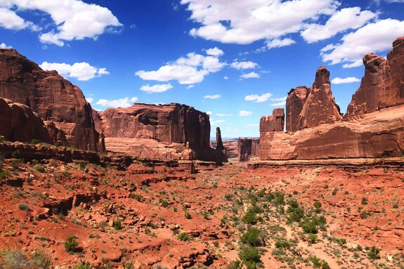 Montagnes rouges et rocheuses dans le désert
