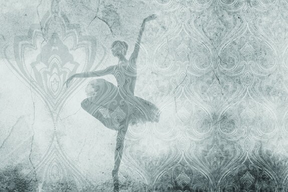 Femme dansant le ballet sur un ornement en béton