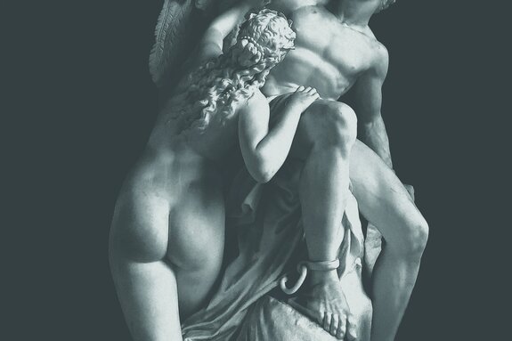 Femme et homme dans un motif sculptural