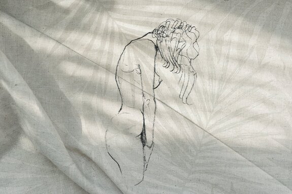 Motif de tissu avec croquis d'une femme debout