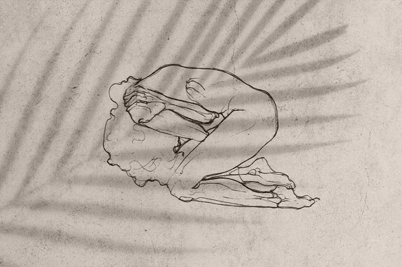 Femme allongée sur un fond de feuille de palmier