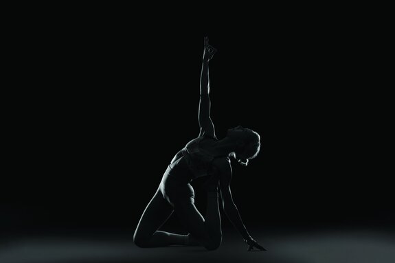 Photo en noir et blanc d'une gymnaste