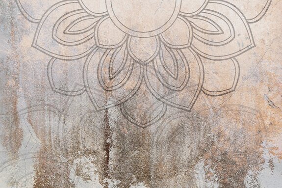 Fleur sur béton avec décoration dorée