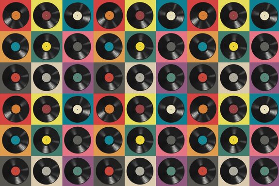 Disques vinyles sur des carreaux colorés