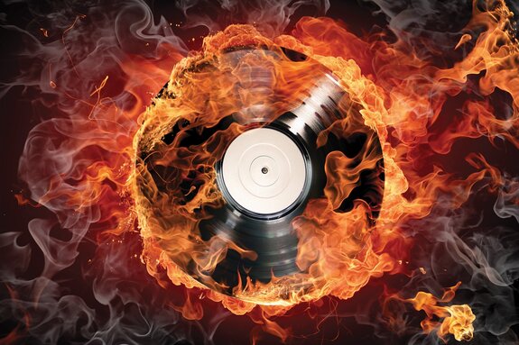 Disque vinyle entouré de feu