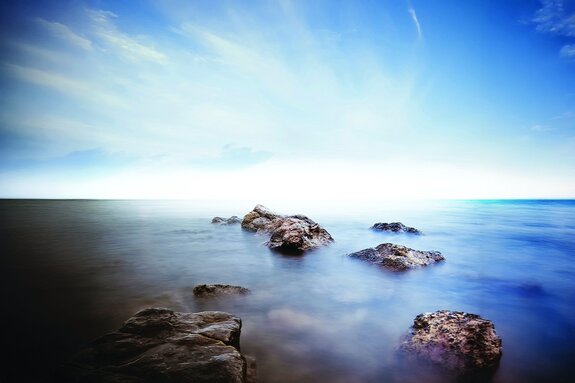 Rochers sur une mer brumeuse