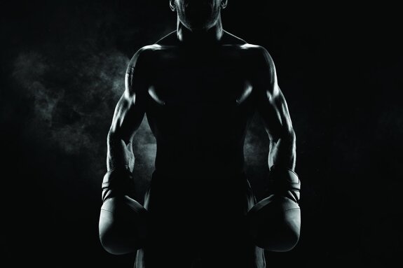 Homme musclé portant des gants de boxe