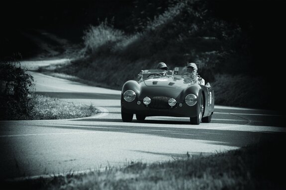 Photo en noir et blanc d'une voiture rétro