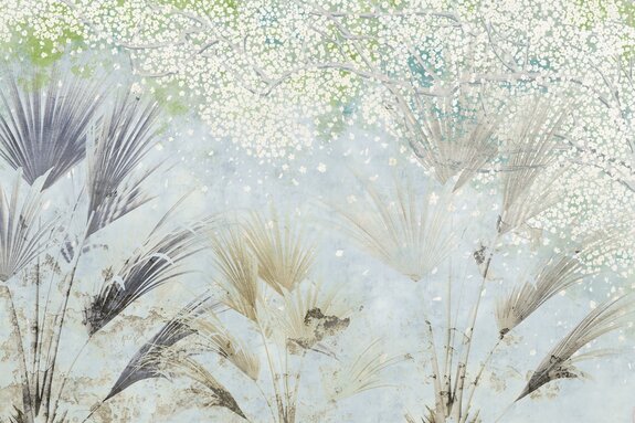 Arbre en fleurs et feuilles de palmier sur un fond en béton