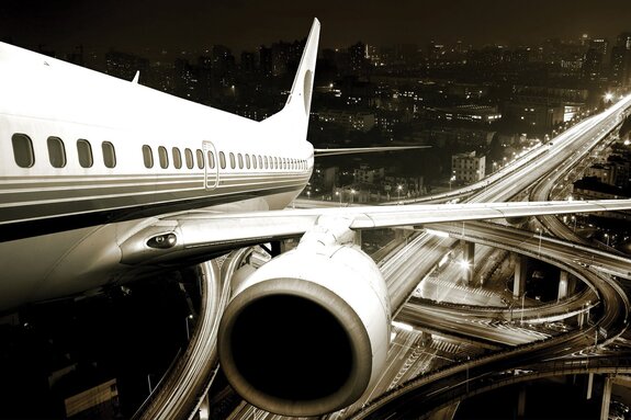 Avion sur fond de paysage urbain la nuit
