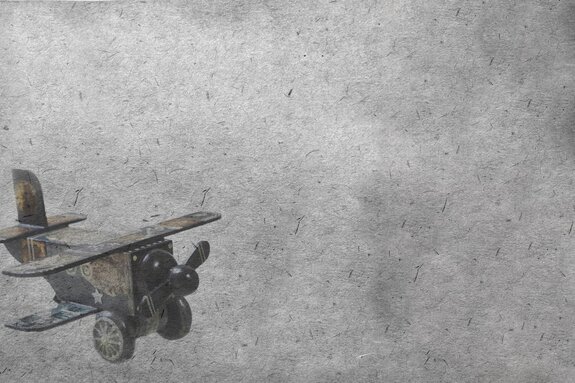 Avion en bois jouet sur fond gris