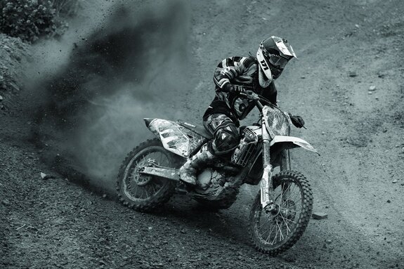 Homme roulant à moto