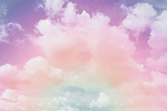 Nuages dans le ciel arc-en-ciel