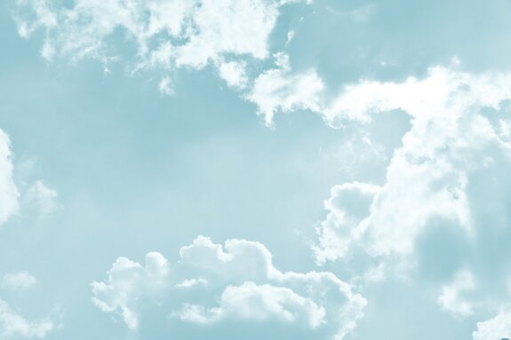 Nuages blancs dans le ciel bleu