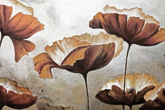 Fleurs des champs sur fond de béton brut