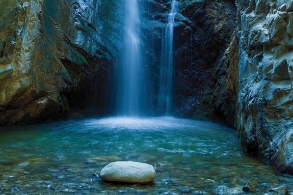Grotte avec une cascade et des rochers