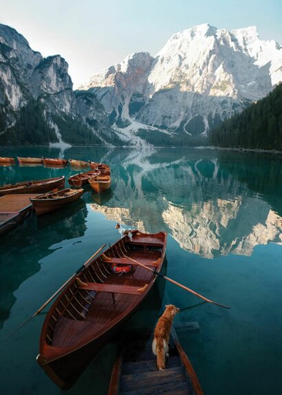 Lac de braies avec des bateaux en bois et un paysage montagneux