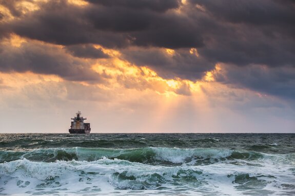 Navire sur une mer agitée