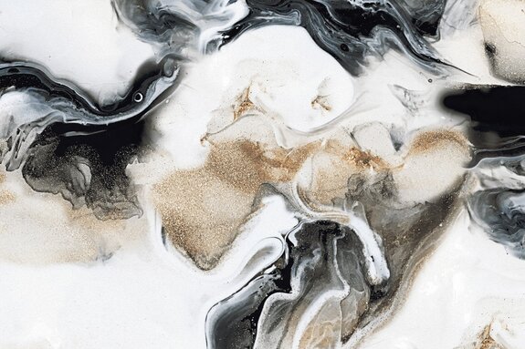 Marbre noir et blanc avec une décoration dorée délicate