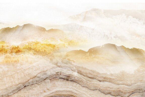 Montagnes de marbre beige dans la brume