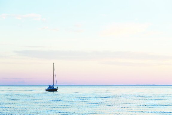 Voilier naviguant sur la mer au coucher du soleil