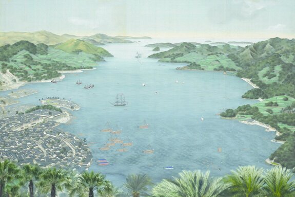 Perle côtière avec vue sur les montagnes et la mer bleue