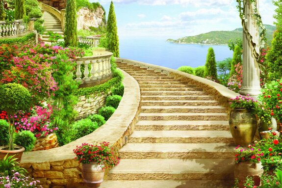 Escaliers anciens parmi les fleurs et les plantes