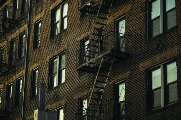 Vieille maison de rapport avec escaliers extérieurs