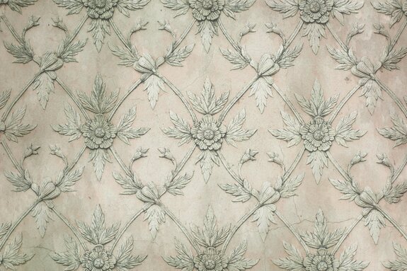 Stuc floral sur fond de béton