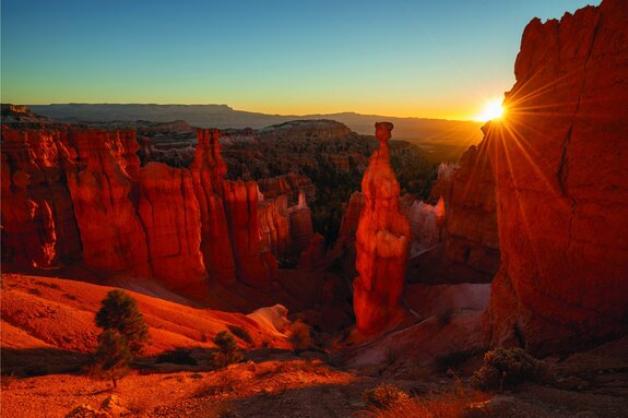 Coucher de soleil parmi les rochers du désert