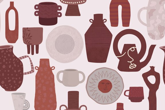 Assiettes avec des tasses et des théières