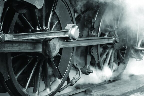 Photo en noir et blanc des roues de train