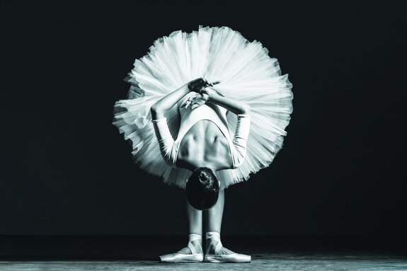 Jeune ballerine en couleurs noir et blanc