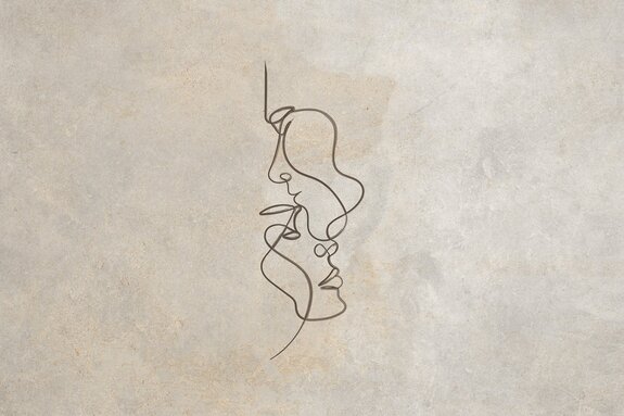 Visage d'une femme et d'un homme sur fond beige